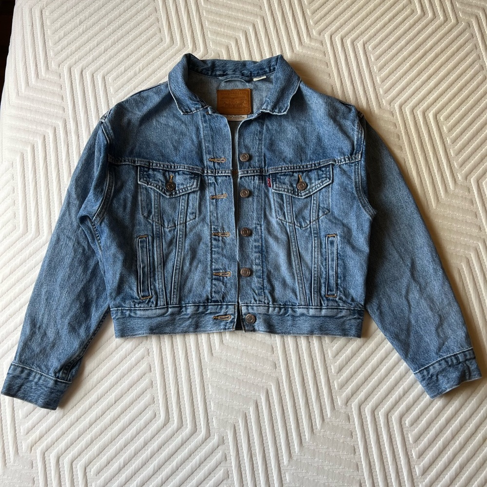 Levi’s - Future Mid slouch denim trucker jacket in blue - Picture 5 of 9